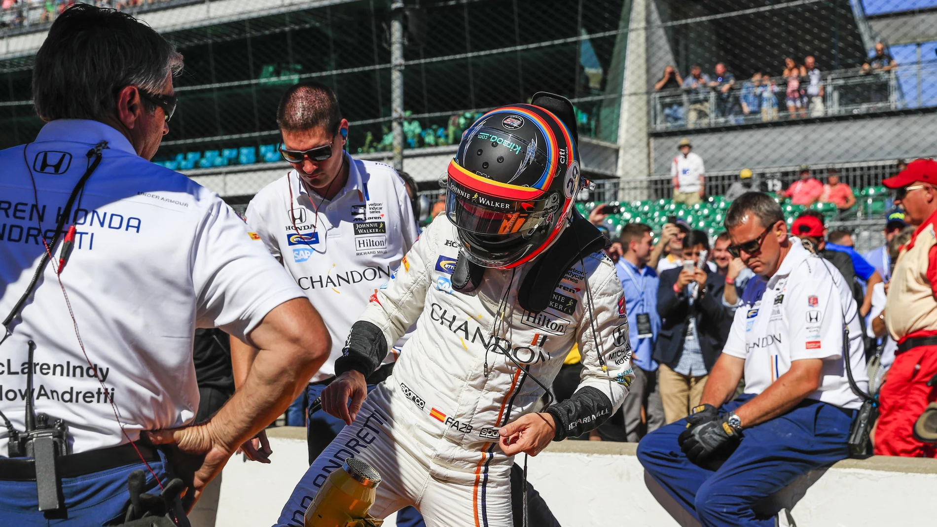 Fernando Alonso se sube a su monoplaza en Indianápolis