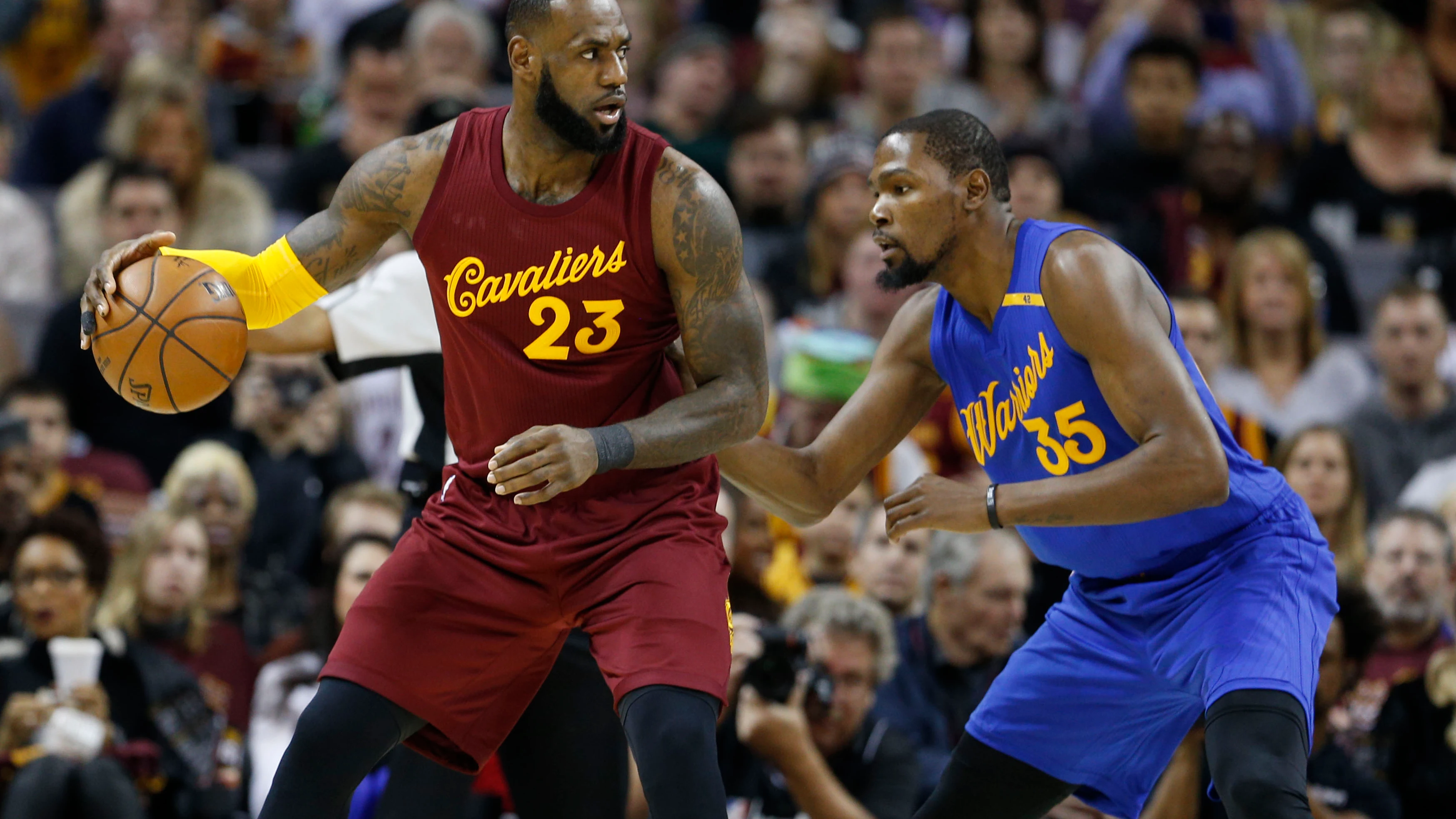 LeBron James postea a Kevin Durant durante un Warriors - Cavaliers