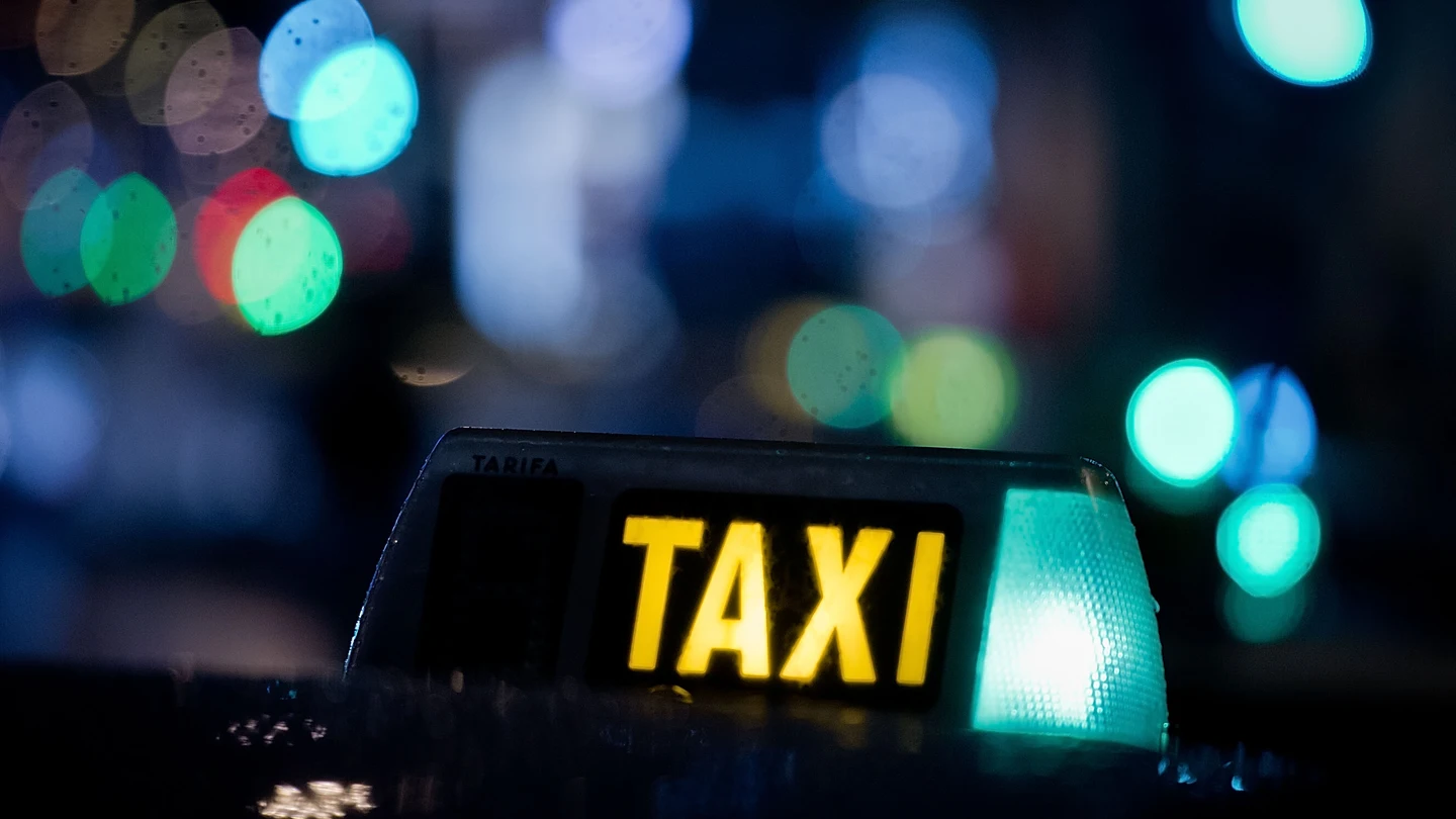 Un taxi circula por la noche de Madrid Un taxi circula por la noche de Madrid