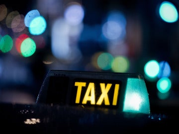Un taxi circula por la noche de Madrid Un taxi circula por la noche de Madrid