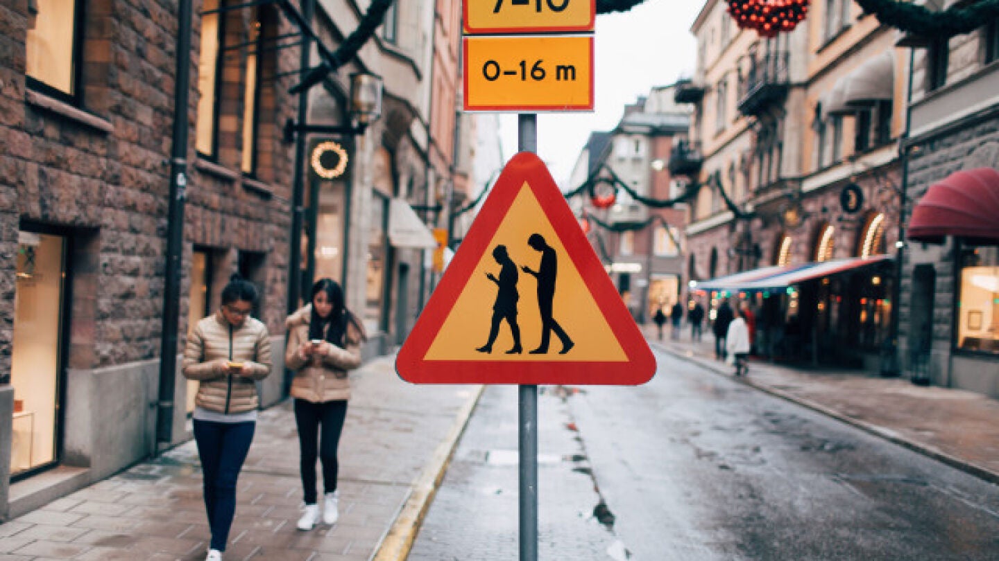Se&ntilde;al de precauci&oacute;n por andar con los m&oacute;viles