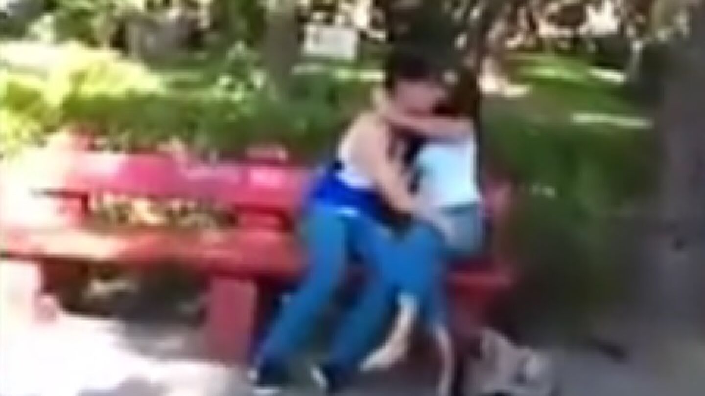 La pareja sorprendida por el padre de la novia del chico 