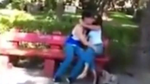 La pareja sorprendida por el padre de la novia del chico 