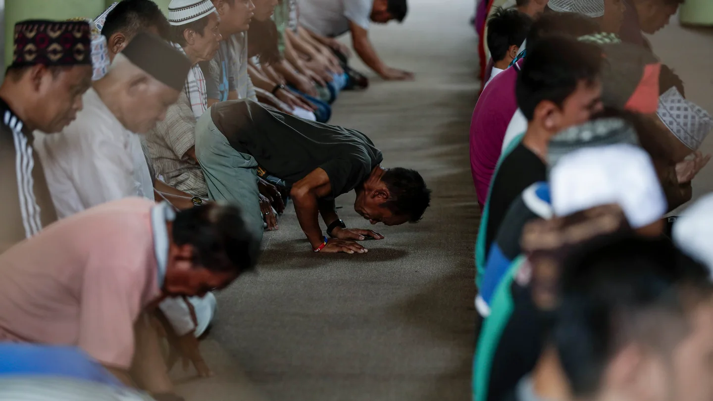 Musulmanes rezando en el comienzo del mes de Ramadán Musulmanes rezando en el comienzo del mes de Ramadán