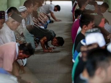 Musulmanes rezando en el comienzo del mes de Ramadán Musulmanes rezando en el comienzo del mes de Ramadán