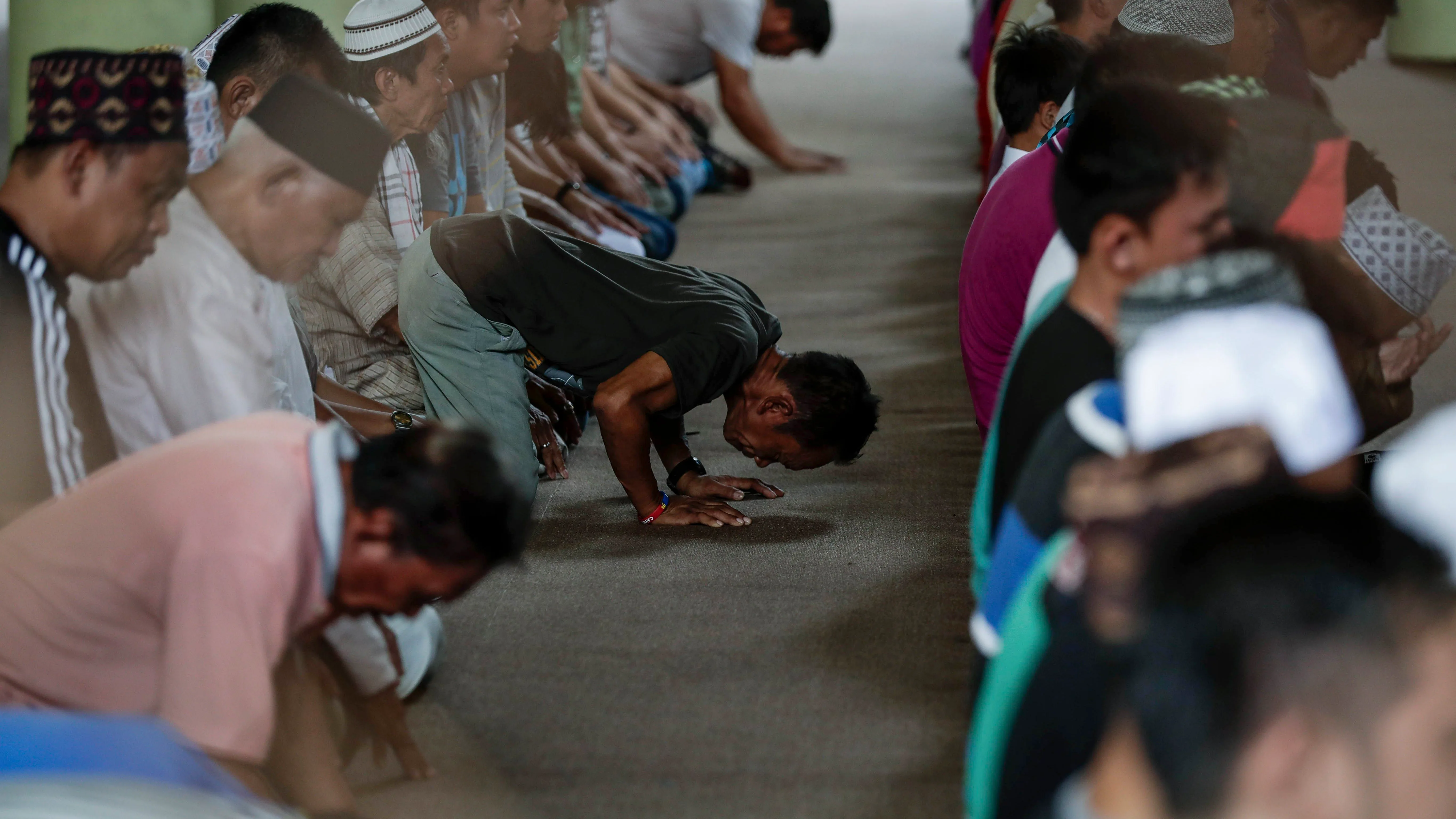 Musulmanes rezando en el comienzo del mes de Ramadán