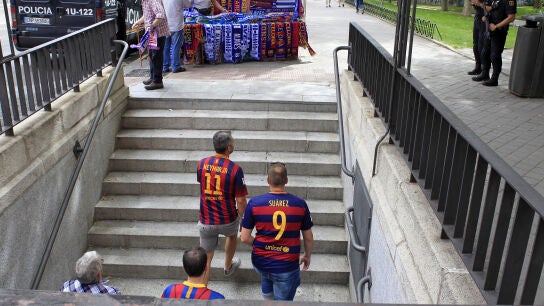 Aficionados del Barcelona, saliendo del metro de Pir&aacute;mides en Madrid