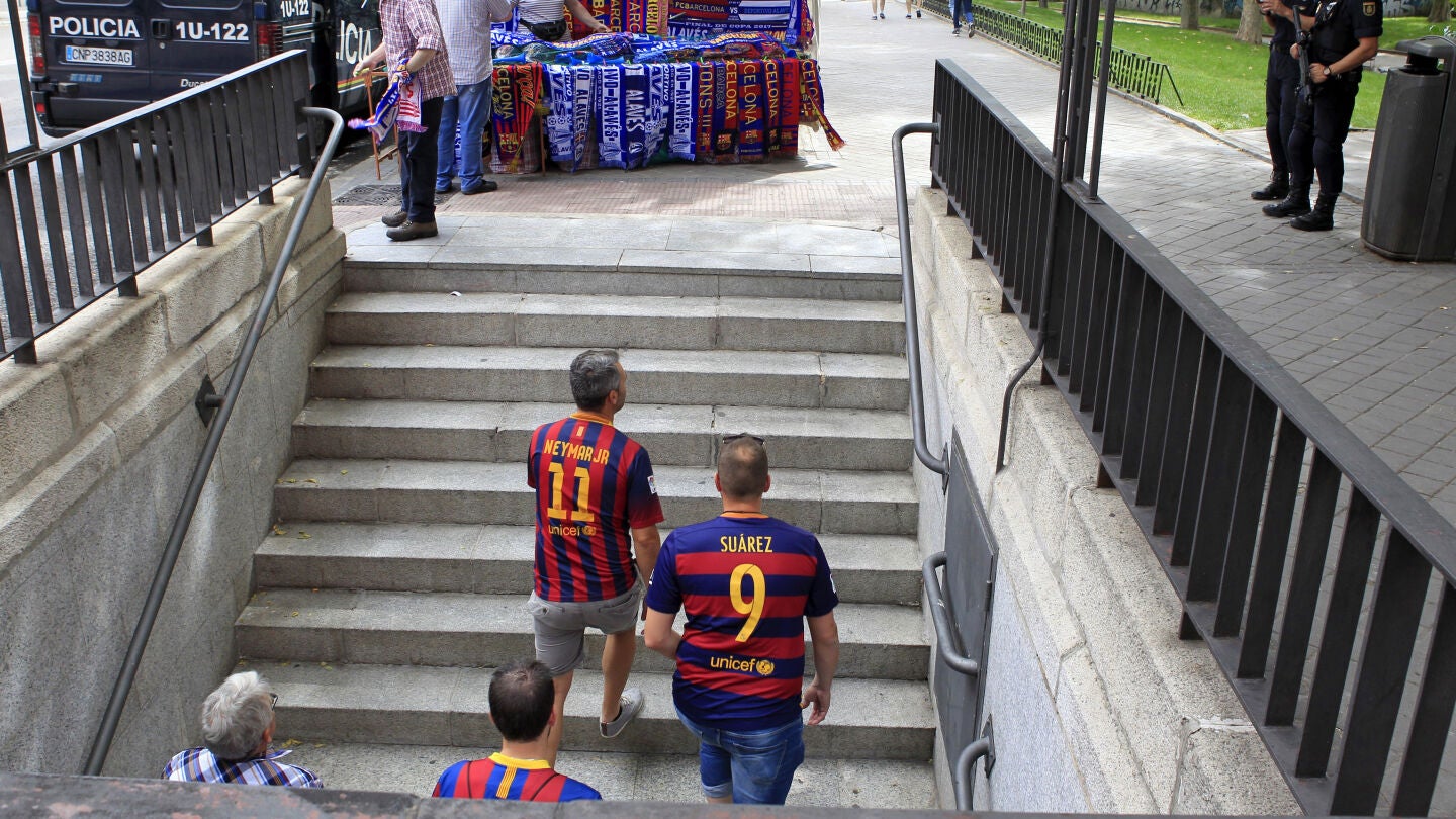 Aficionados del Barcelona, saliendo del metro de Pir&aacute;mides en Madrid