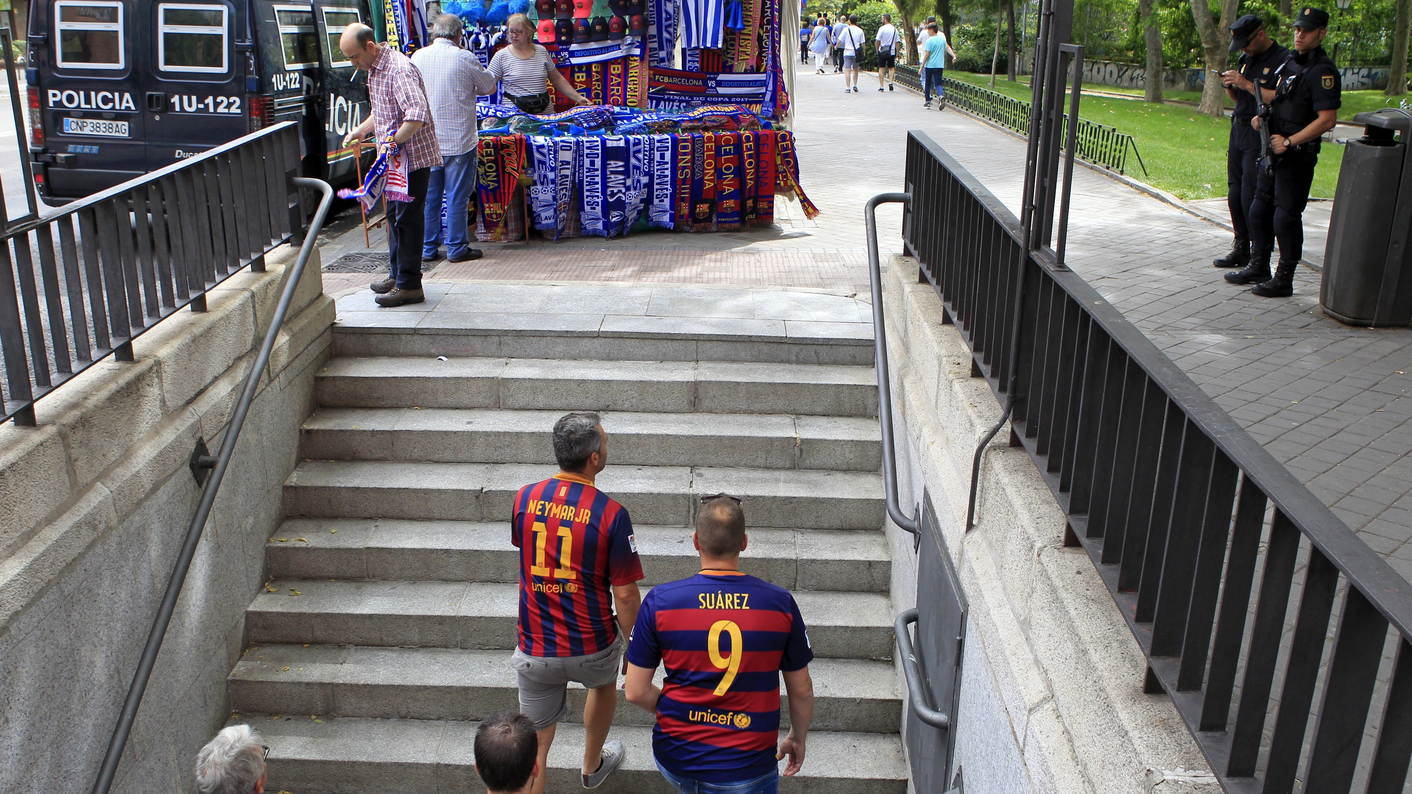 Aficionados del Barcelona, saliendo del metro de Pirámides en Madrid