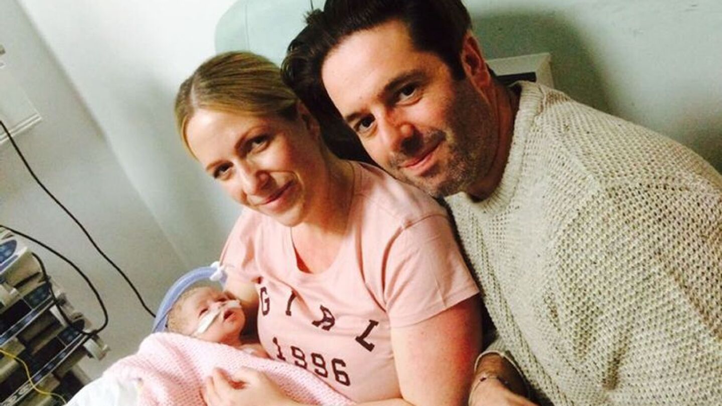 Matilda junto a sus padres en el hospital