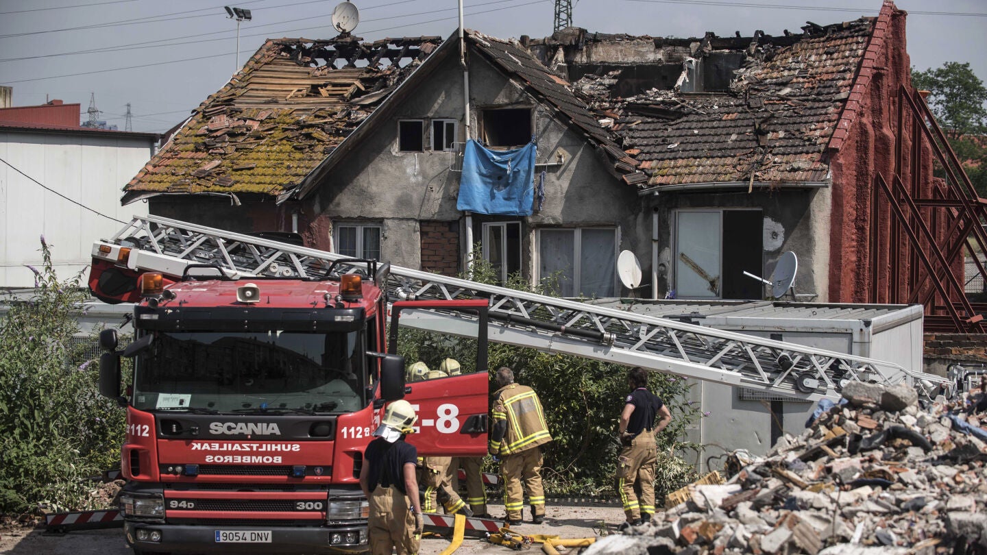 Los bomberos y servicios de emergencia trabajan en la extinci&oacute;n del incendio en Bilbao