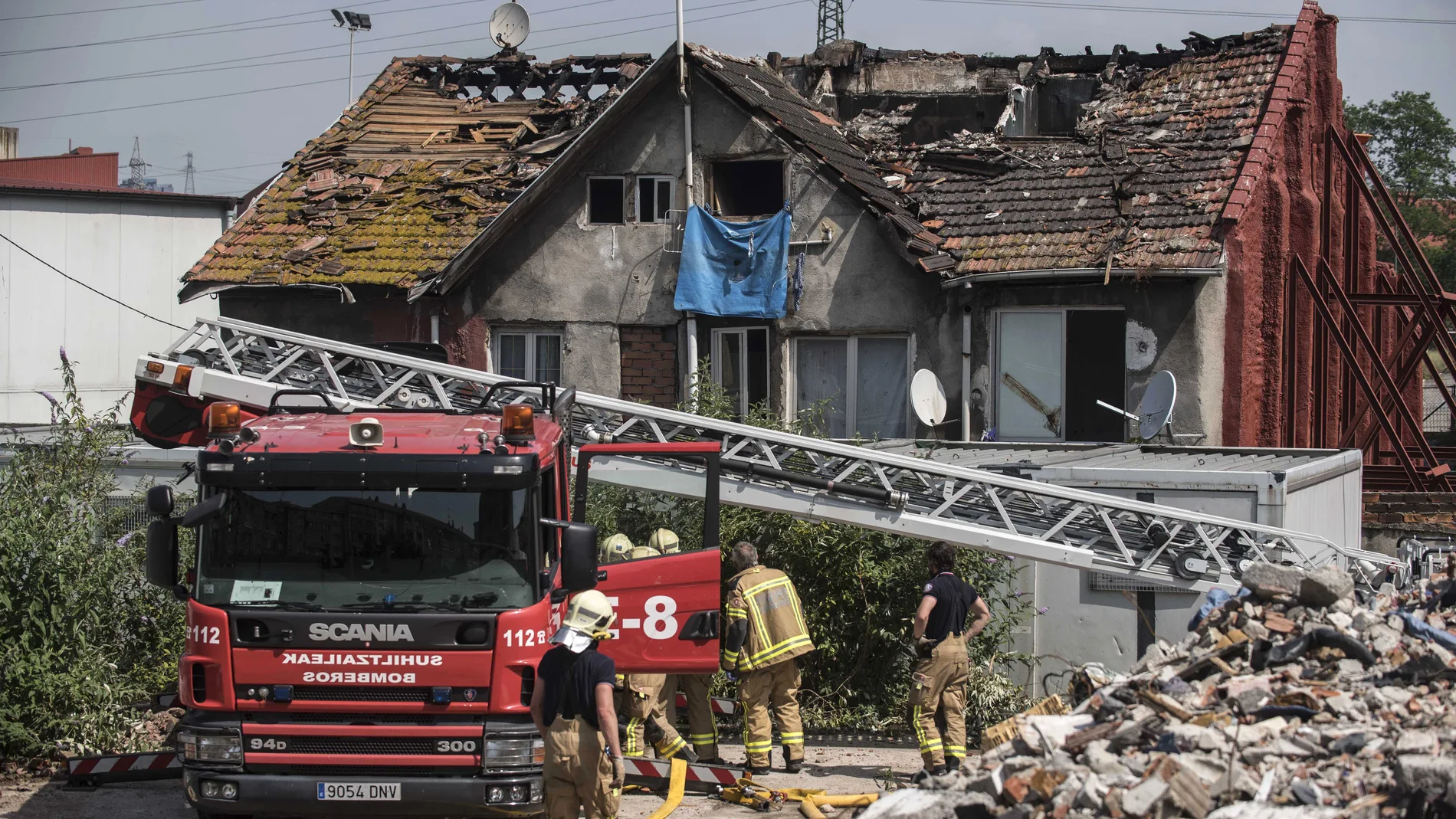 Los bomberos y servicios de emergencia trabajan en la extinción del incendio en Bilbao