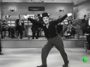 Imagen de una película de cine mudo de Chaplin Imagen de una película de cine mudo de Chaplin