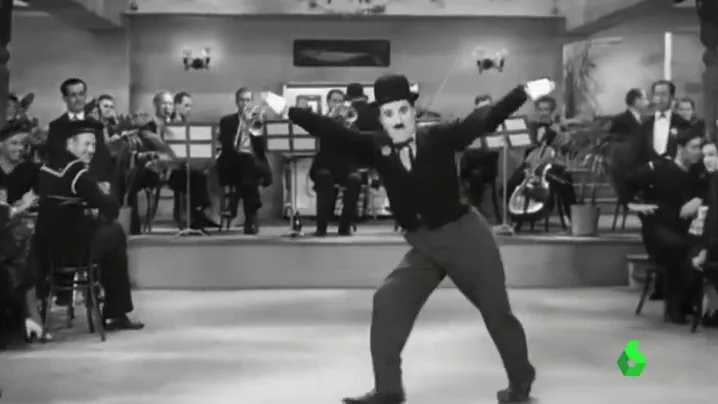 Imagen de una película de cine mudo de Chaplin
