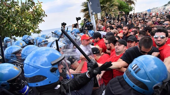 La policía carga y lanza gases lacrimógenos contra los manifestantes en el G7 La policía carga y lanza gases lacrimógenos contra los manifestantes en el G7