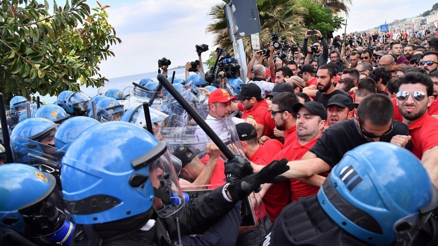 La polic&iacute;a carga y lanza gases lacrim&oacute;genos contra los manifestantes en el G7