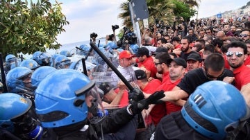 La policía carga y lanza gases lacrimógenos contra los manifestantes en el G7