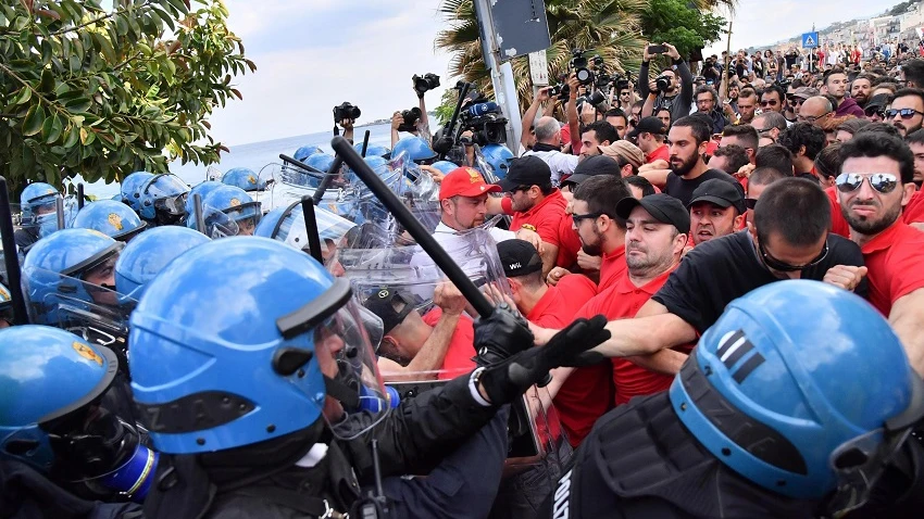 La policía carga y lanza gases lacrimógenos contra los manifestantes en el G7