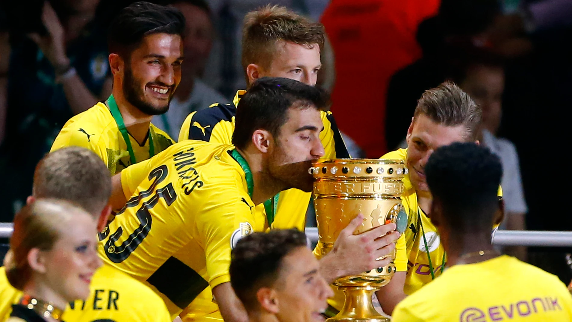 Los jugadores del Borussia Dortmund celebran su victoria en la Copa