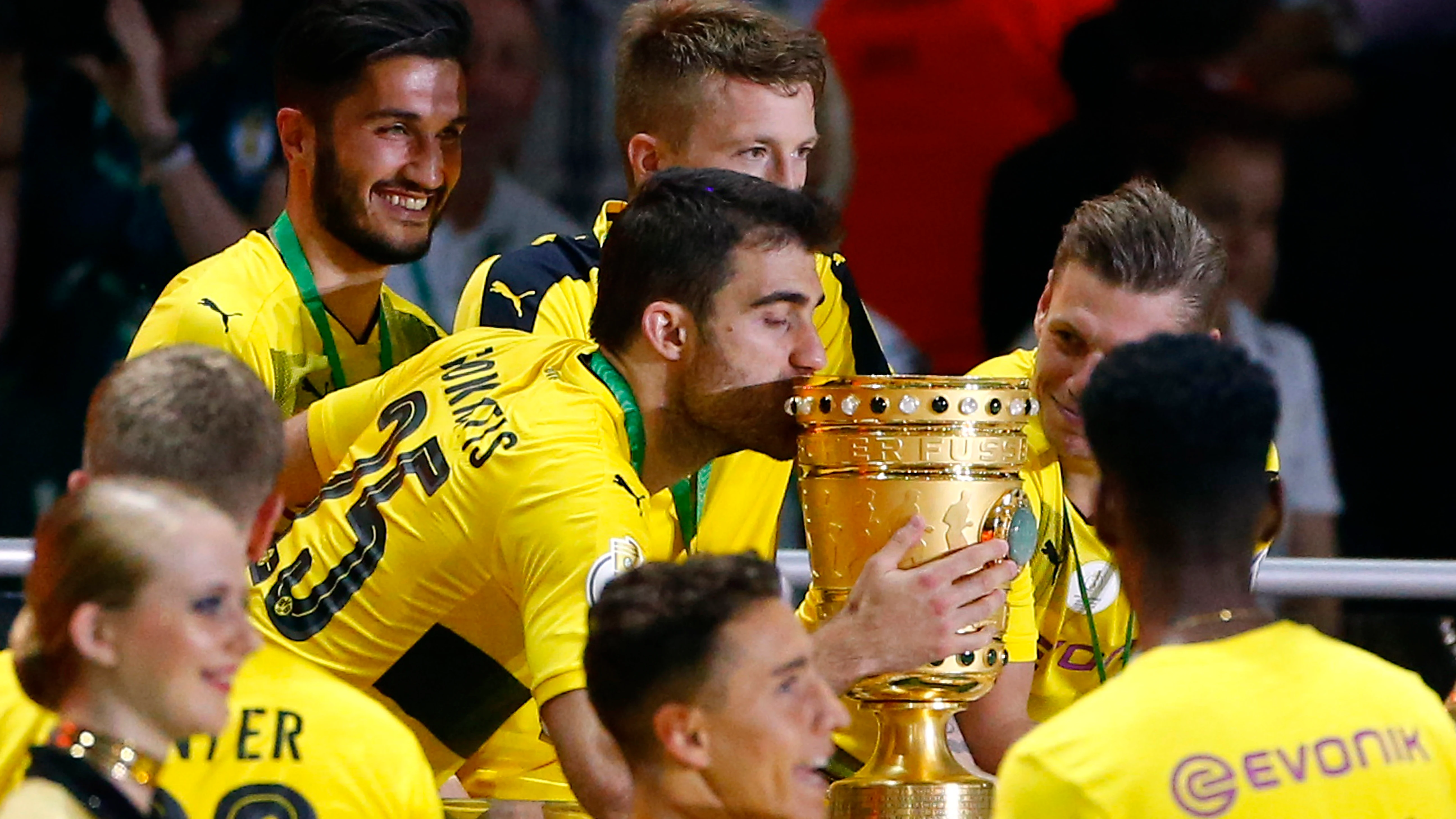 Los jugadores del Borussia Dortmund celebran su victoria en la Copa Los jugadores del Borussia Dortmund celebran su victoria en la Copa