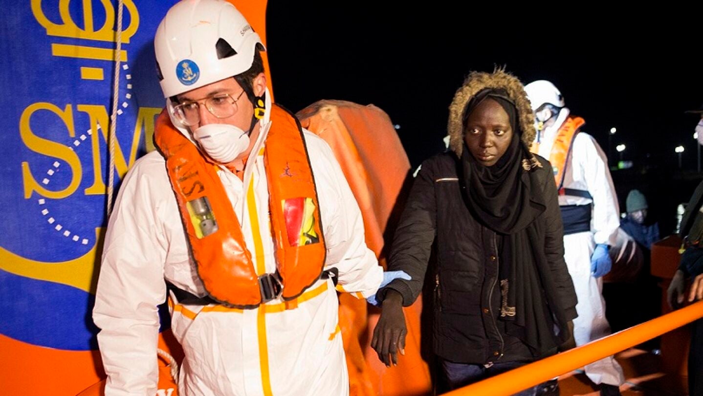 Inmigrantes de origen subsahariano llegan al puerto de Motril tras ser rescatados por Salvamento Mar&iacute;timo cerca de la Isla de Albor&aacute;n