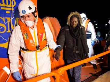 Inmigrantes de origen subsahariano llegan al puerto de Motril tras ser rescatados por Salvamento Marítimo cerca de la Isla de Alborán Inmigrantes de origen subsahariano llegan al puerto de Motril tras ser rescatados por Salvamento Marítimo cerca de la Isla de Alborán