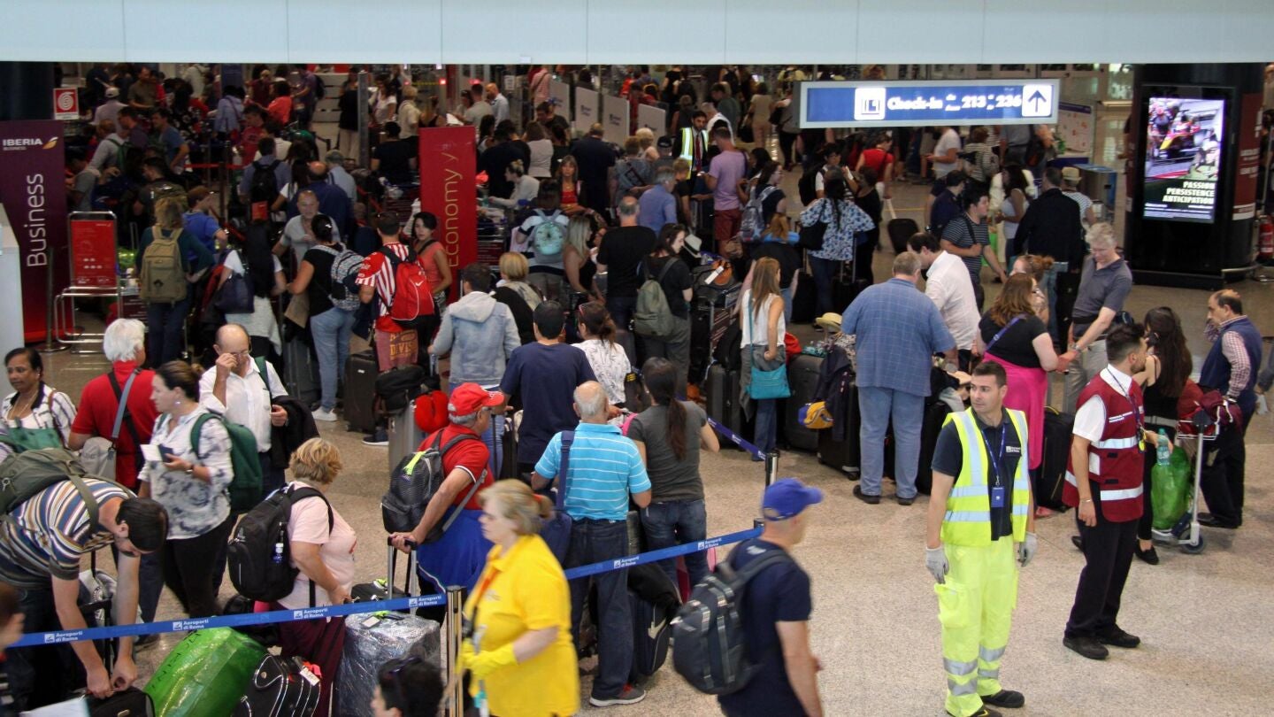 Largas colas y pasajeros atrapados en los aeropuertos tras la ca&iacute;da del sistema de British Airways