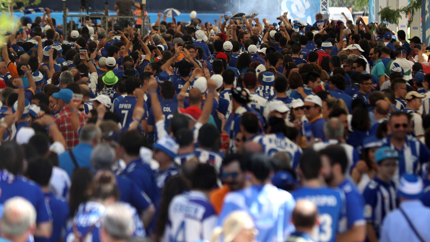Aficionados del Alav&eacute;s en el Parque de la Cu&ntilde;a Verde