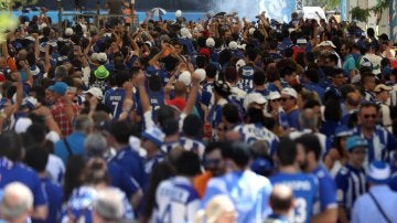 Aficionados del Alavés en el Parque de la Cuña Verde