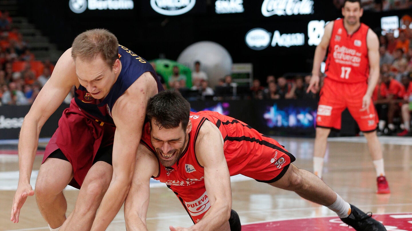 Oleson y San Emeterio luchan por el bal&oacute;n