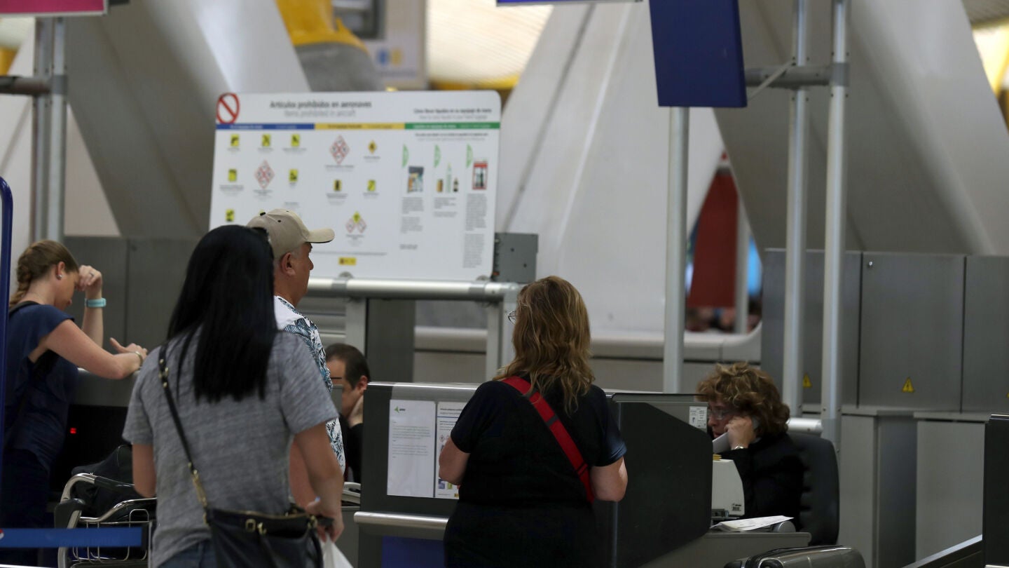 Pasajeros en el aeropuerto de Barajas