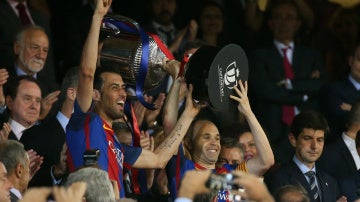 Iniesta y Busquets levantan el trofeo de campeones de la Copa del Rey