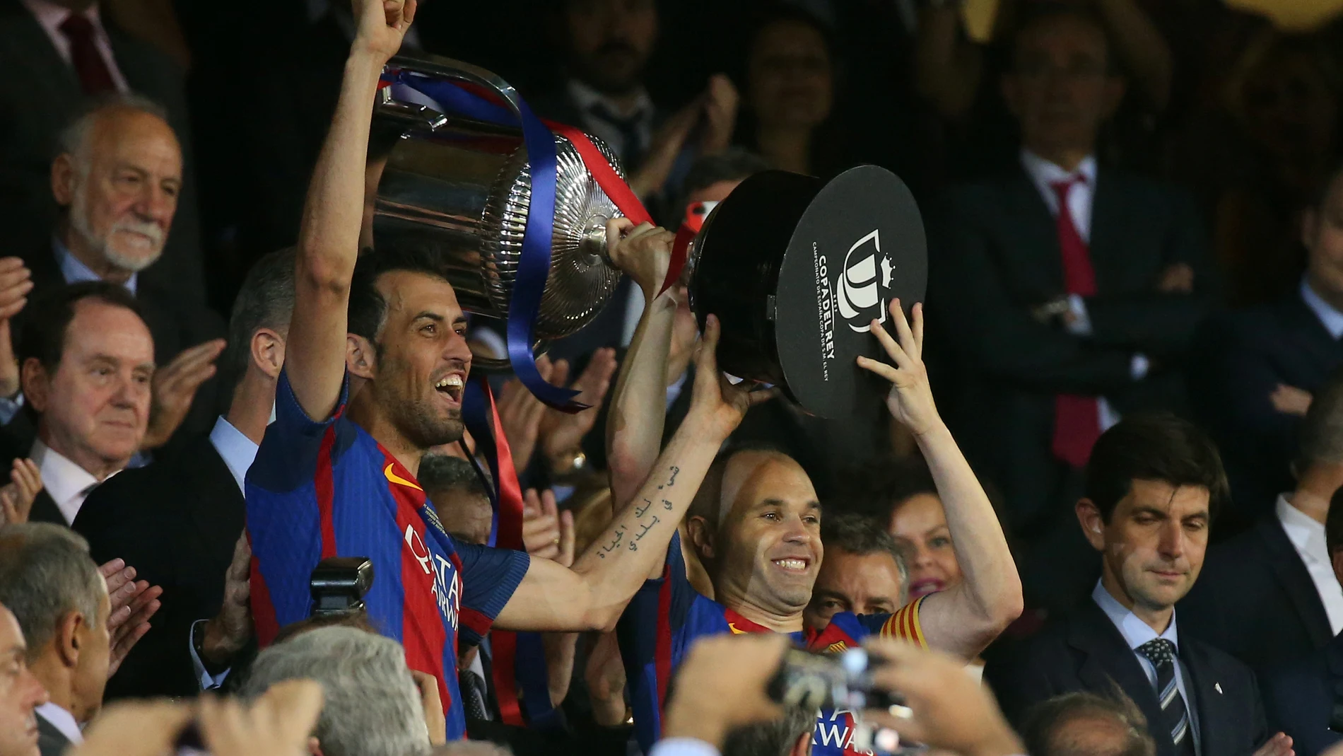 Iniesta y Busquets levantan el trofeo de campeones de la Copa del Rey