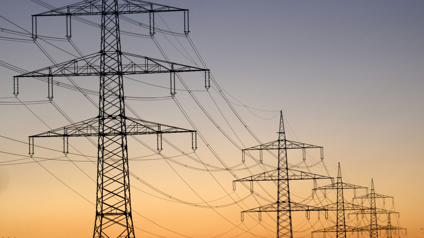 Vista de varios postes el&eacute;ctricos