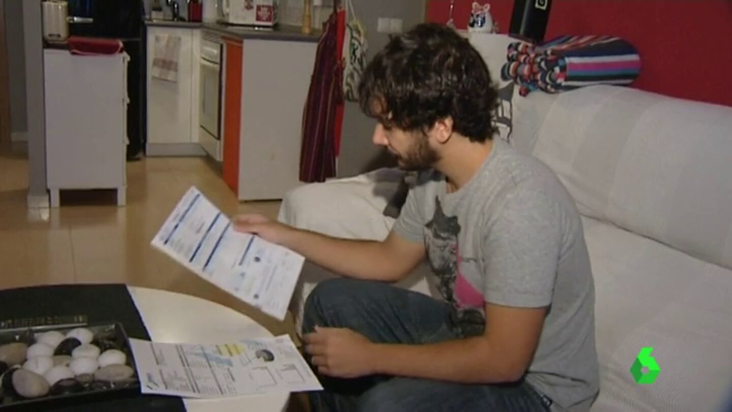 Un joven analiza al detalle sus facturas