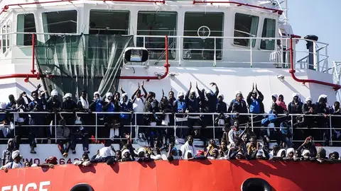 Llegan 1.446 inmigrantes a Nápoles tras la prohibición de desembarco por el G7 Llegan 1.446 inmigrantes a Nápoles tras la prohibición de desembarco por el G7