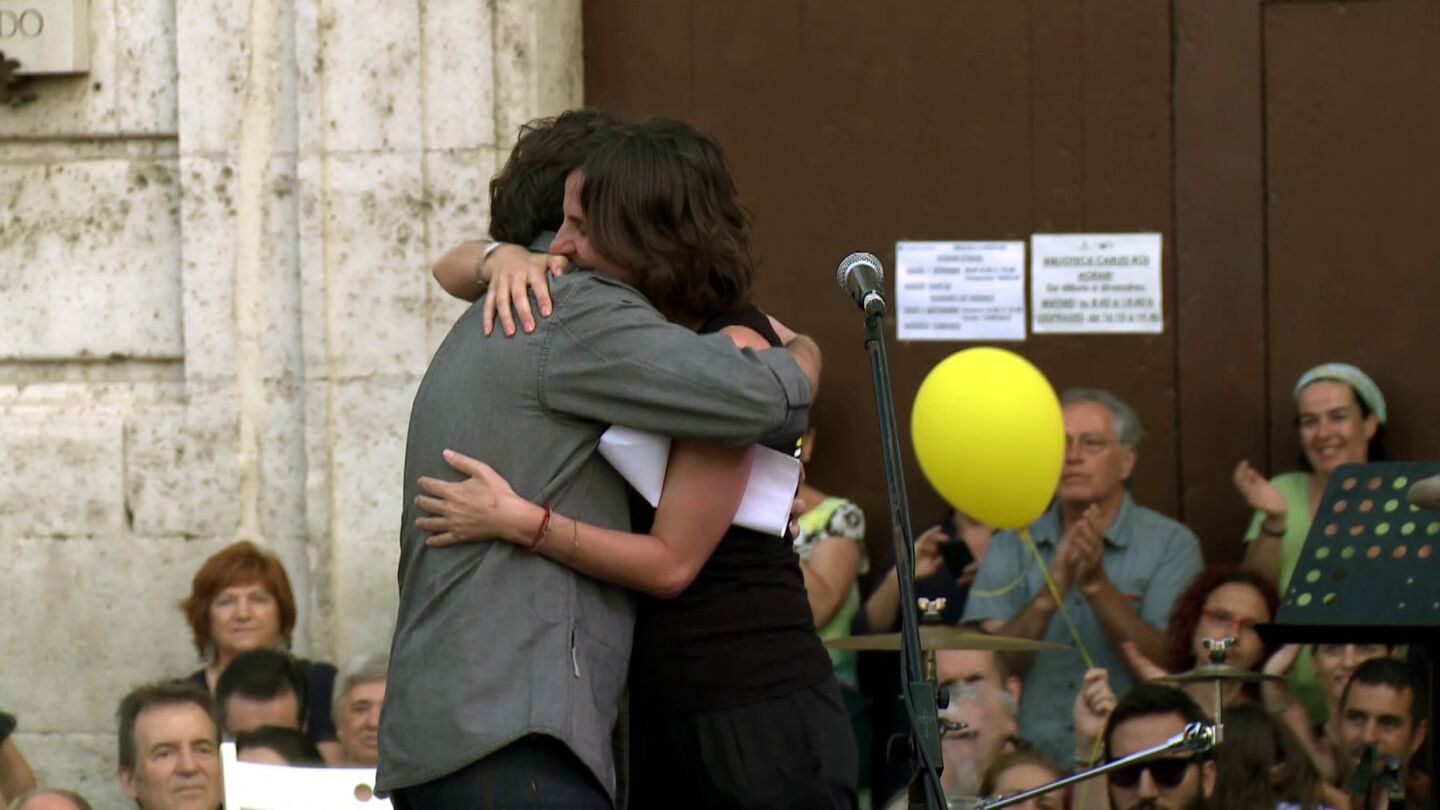 Jordi &Eacute;vole abraza a Beatriz Garrote