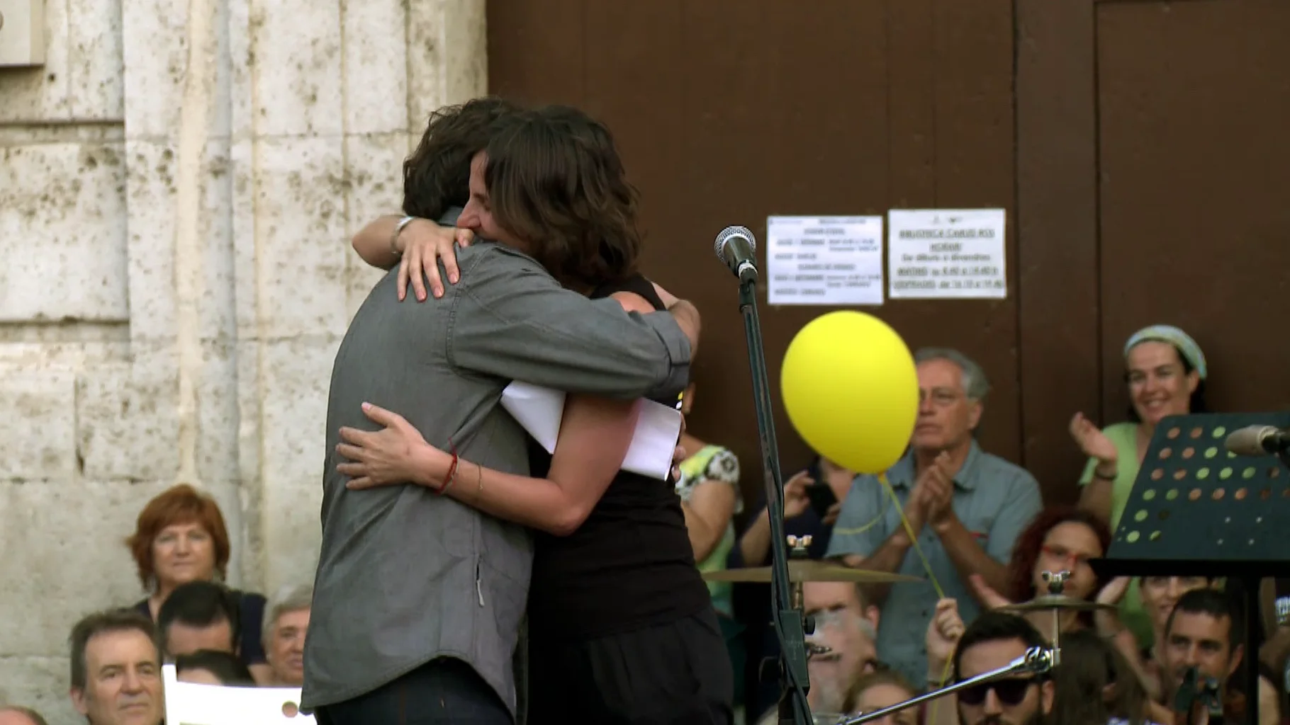 Jordi Évole abraza a Beatriz Garrote