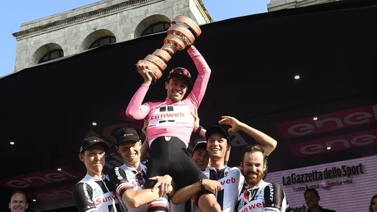 Tom Dumoulin alza el trofeo de ganador del Giro de Italia Tom Dumoulin alza el trofeo de ganador del Giro de Italia