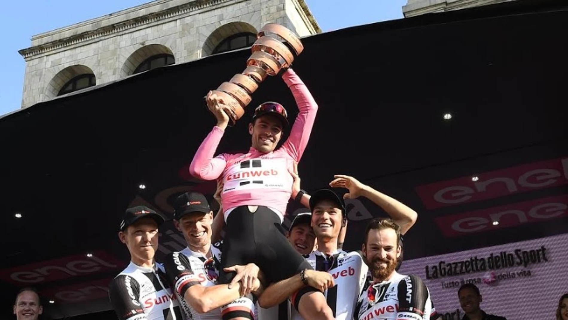 Tom Dumoulin alza el trofeo de ganador del Giro de Italia