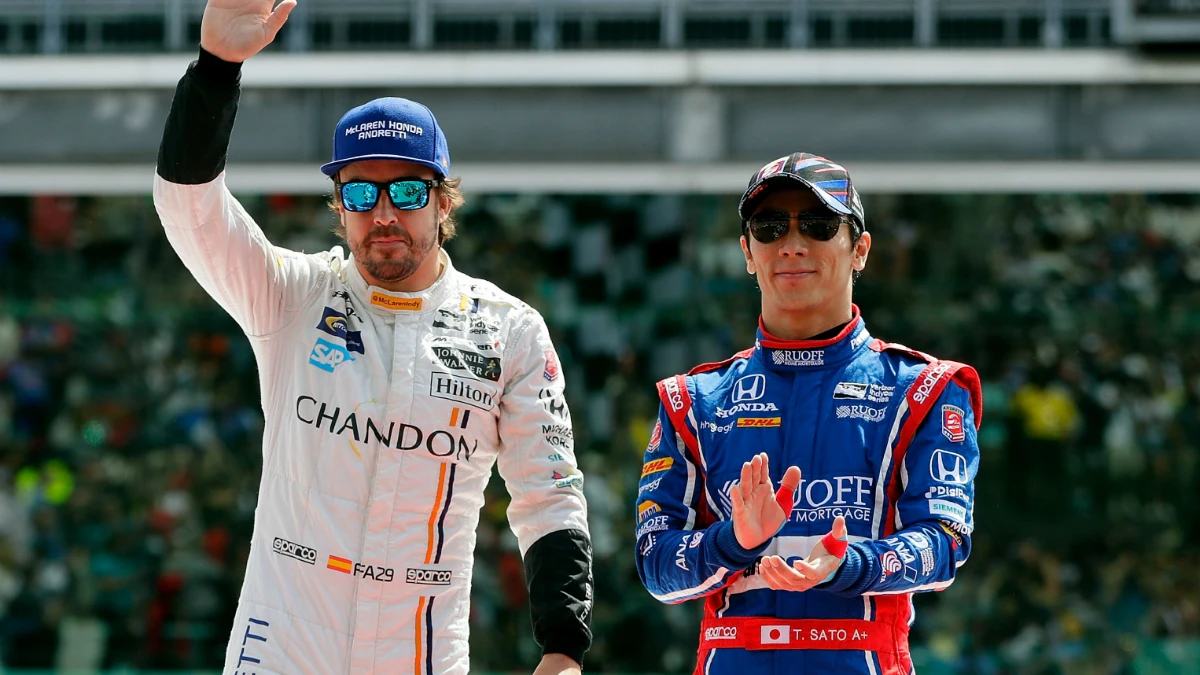 Alonso, junto a Takuma Sato