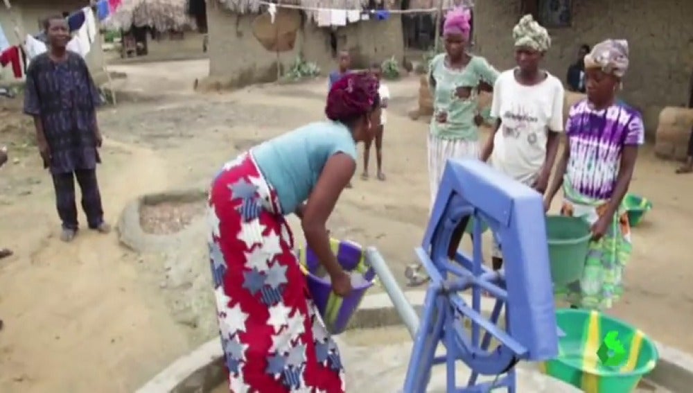 Mujeres africanas llenando agua de los pozos creados por  la asociación 