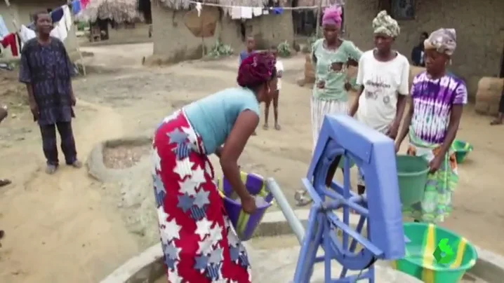 Mujeres africanas llenando agua de los pozos creados por la asociación 