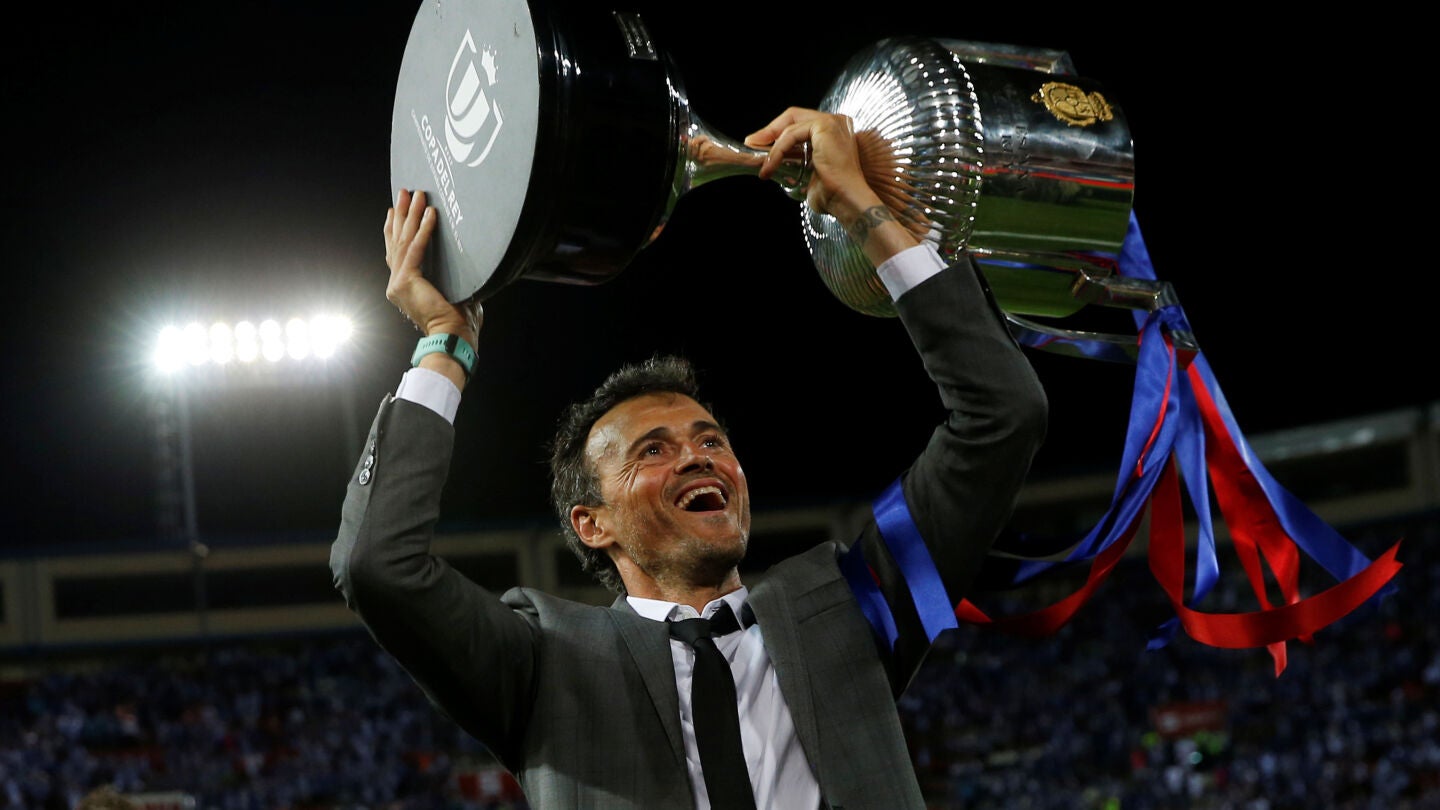 Luis Enrique, con el trofeo de campe&oacute;n de la Copa del Rey