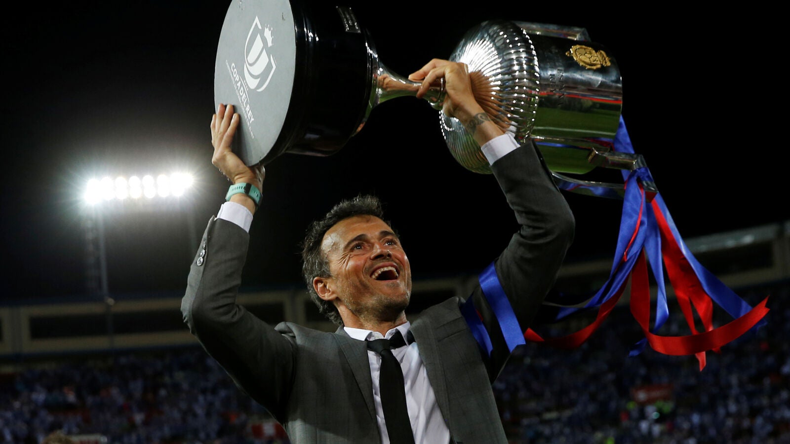 Luis Enrique, con el trofeo de campe&oacute;n de la Copa del Rey