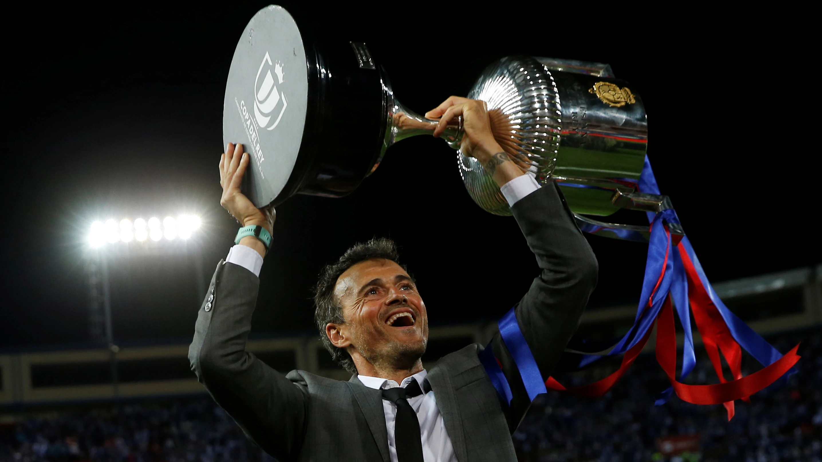 Luis Enrique, con el trofeo de campeón de la Copa del Rey