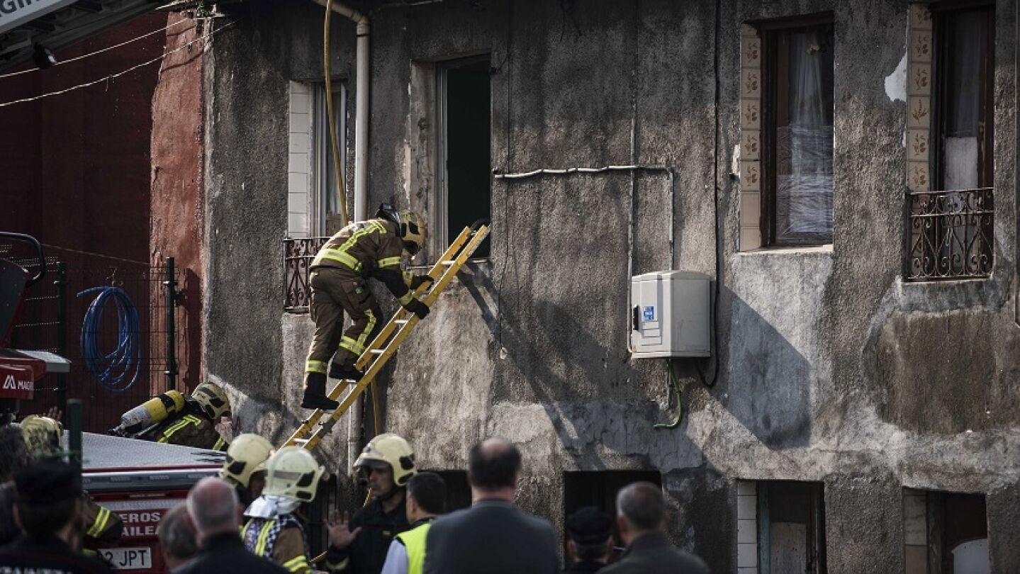 Imagen de archivo de los bomberos trabajando en una casa incendiada