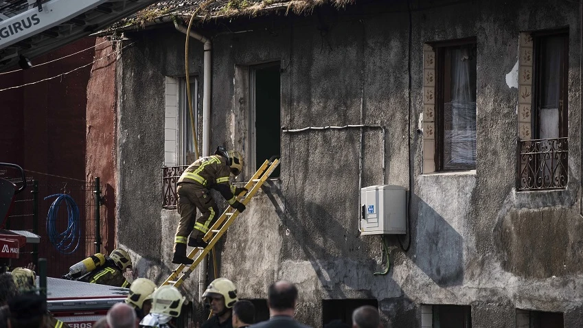 Imagen de archivo de los bomberos trabajando en una casa incendiada