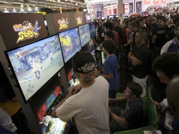 Jóvenes participan en una feria de juegos electrónicos. Jóvenes participan en una feria de juegos electrónicos.