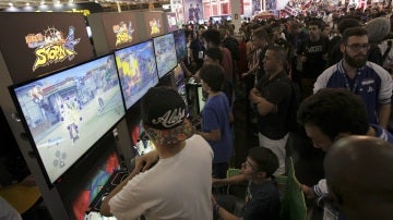 Jóvenes participan en una feria de juegos electrónicos. 